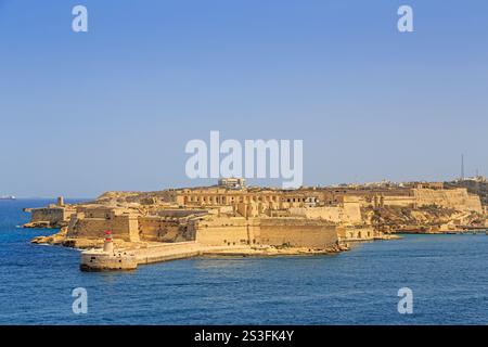 Fort Ricasoli, a guardia dell'ingresso al Grand Harbour, da Fort St Elmo, la Valletta, Malta Foto Stock