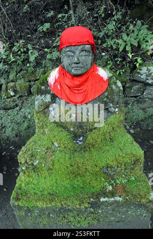 Le statue buddiste indossano bavaglino rosso nel Parco Nazionale di Nikko, in Giappone, per proteggere i viaggiatori e sono custodi dei bambini in questa area del Patrimonio Nazionale Foto Stock
