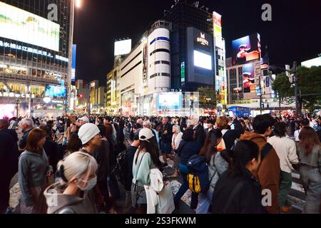 Shibuya, Tokyo, Giappone, zona molto trafficata di Tokyo di notte. Foto Stock