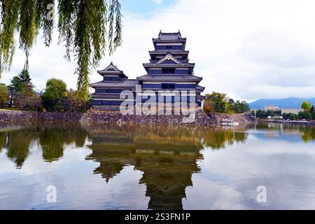 Castello di Matsumoto, uno dei più importanti castelli storici del Giappone, costruito nel periodo Edo, situato a Matsumoto, Nagano. Foto Stock