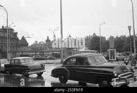 1961, auto storiche dell'epoca parcheggiate alla stazione degli autobus di Lucerna, Svizzera. Hotel Des Alpes visto in lontananza. Targhe delle auto, LU 2376 su una Opel e LU 2572 su una grande auto di lusso. Foto Stock