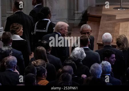 Washington, Vereinigte Staaten. 9 gennaio 2025. DC-CARTER. L'ex presidente Barack Obama e il presidente eletto Donald Trump salutano gli altri presidenti e vicepresidenti prima di lasciare la Cattedrale Nazionale di Washington, DC dopo il funerale dell'ex presidente Jimmy Carters avvenuto giovedì 9 gennaio 2025. Credito: Haiyun Jiang/Pool tramite CNP/dpa/Alamy Live News Foto Stock