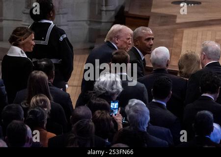 Washington, Vereinigte Staaten. 9 gennaio 2025. DC-CARTER. L'ex presidente Barack Obama e il presidente eletto Donald Trump salutano gli altri presidenti e vicepresidenti prima di lasciare la Cattedrale Nazionale di Washington, DC dopo il funerale dell'ex presidente Jimmy Carters avvenuto giovedì 9 gennaio 2025. Credito: Haiyun Jiang/Pool tramite CNP/dpa/Alamy Live News Foto Stock