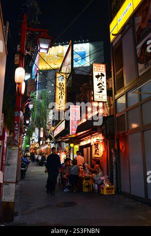 Vita notturna a Tokyo, Giappone, bar e ristoranti affollati nell'area di Shibuya della città. Foto Stock