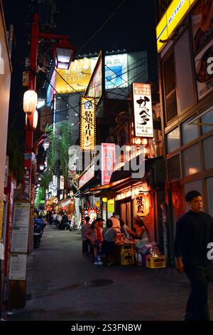 Vita notturna a Tokyo, Giappone, bar e ristoranti affollati nell'area di Shibuya della città. Foto Stock