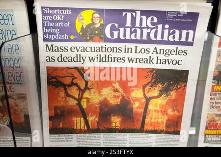 "Evacuazioni di massa a Los Angeles come incendi mortali devastano" prima pagina del quotidiano The Guardian Los Angeles LA incendi incendi 9 gennaio 2025 Regno Unito Foto Stock