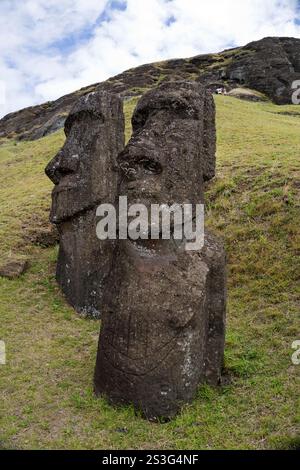 Due Moai (statue monolitiche) a Rano Raraku, la cava in cui la maggior parte sono state scolpite sull'Isola di Pasqua. Foto Stock