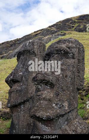 Due Moai (statue monolitiche) a Rano Raraku, la cava in cui la maggior parte è stata scolpita, l'Isola di Pasqua. Foto Stock