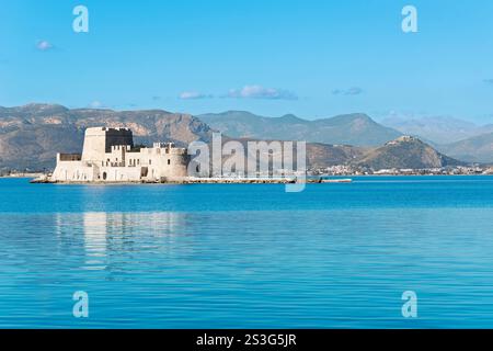 Vista del castello di Bourtzi veneziano con l'antica fortezza di Palamidi sulle colline alle spalle di Nauplia, in Grecia, nella regione meridionale del Peloponneso. Foto Stock