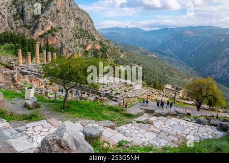 Vista dell'antico teatro, del Tempio di Apollo e dei terreni sacri presso il sito dell'oracolo greco a Delfi, in Grecia. Foto Stock