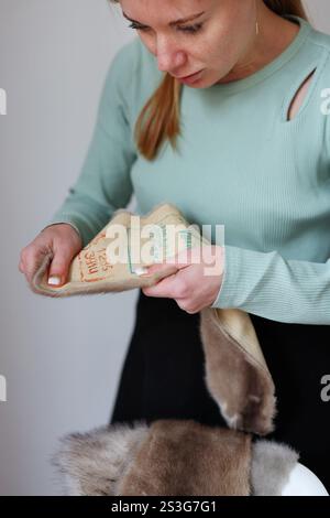 skinner donna professionista, pelliccia che lavora con pelle di visone presso l'atelier, l'officina. Foto Stock