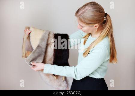 skinner donna professionista, pelliccia che lavora con pelle di visone presso l'atelier, l'officina. Foto Stock