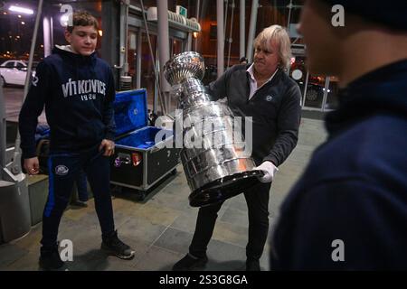 Ostrava, Repubblica Ceca. 9 gennaio 2025. La Stanley Cup in mostra prima della celebrazione della terza giornata annuale dell'hockey in Repubblica Ceca, che si svolgerà a Ostrava, Repubblica Ceca, il 9 gennaio 2025. Crediti: Jaroslav Ozana/CTK Photo/Alamy Live News Foto Stock