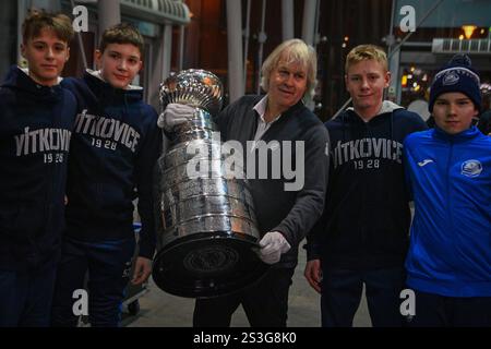 Ostrava, Repubblica Ceca. 9 gennaio 2025. La Stanley Cup in mostra prima della celebrazione della terza giornata annuale dell'hockey in Repubblica Ceca, che si svolgerà a Ostrava, Repubblica Ceca, il 9 gennaio 2025. Crediti: Jaroslav Ozana/CTK Photo/Alamy Live News Foto Stock