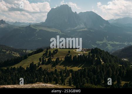 Goditi la vista mozzafiato delle maestose montagne delle Dolomiti e il paesaggio panoramico ti aspettano Foto Stock