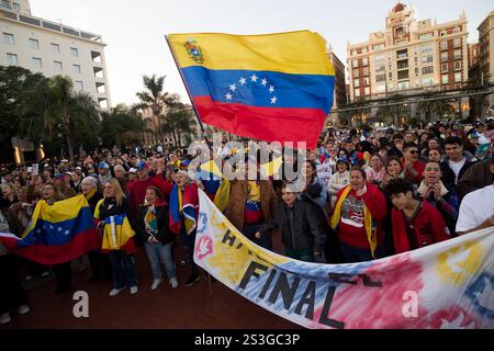 Malaga, Spagna. 9 gennaio 2025. Un venezuelano residente in Spagna viene visto sventolare una grande bandiera venezuelana mentre partecipa a una protesta a sostegno di Edmundo Gonzalez, in Plaza de la Marina. Decine di manifestanti hanno partecipato ad una giornata di mobilitazione globale a sostegno di Edmundo Gonzalez, riconosciuto da molti paesi come il presidente eletto del Venezuela, e contro il governo di Nicolas Maduro, un giorno prima della sua inaugurazione come presidente del Venezuela. Credito: SOPA Images Limited/Alamy Live News Foto Stock