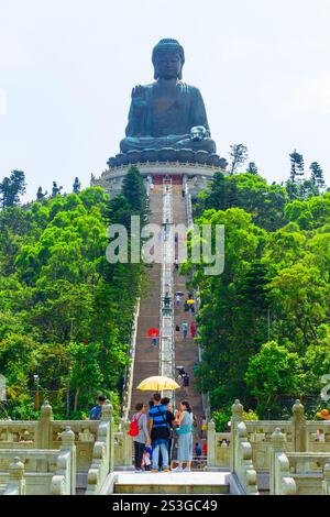 La statua di bronzo del grande Buddha si trova nel villaggio di Ngong Ping vicino al Monastero di po Lin sul lato occidentale dell'isola di Lantau, Hong Kong, Cina. Foto Stock