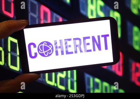 Polonia. 9 gennaio 2025. In questa immagine, il logo aziendale coerente viene visualizzato sullo schermo di uno smartphone. (Credit Image: © Piotr Swat/SOPA Images via ZUMA Press Wire) SOLO PER USO EDITORIALE! Non per USO commerciale! Foto Stock