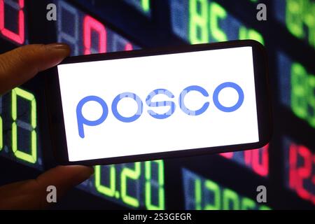 Polonia. 9 gennaio 2025. In questa immagine, il logo Posco Company viene visualizzato sullo schermo di uno smartphone. (Foto di Piotr Swat/SOPA Images/Sipa USA) *** esclusivamente per notizie editoriali **** credito: SIPA USA/Alamy Live News Foto Stock