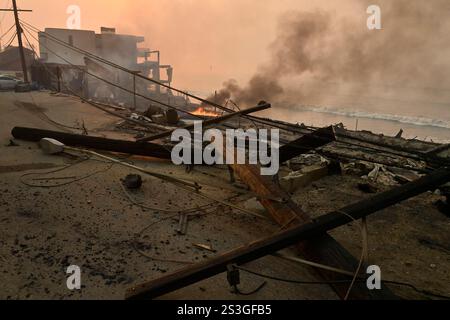 Los Angeles, Stati Uniti. 9 gennaio 2025. Una delle migliaia di strutture distrutte da quattro incendi della California meridionale nella contea di Los Angeles è visibile lungo la Pacific Coast Highway a Los Angeles giovedì 9 gennaio 2025. Foto di Jim Ruymen/UPI credito: UPI/Alamy Live News Foto Stock