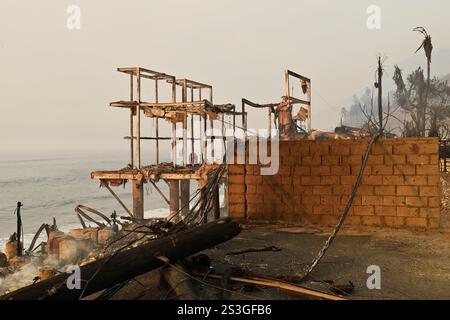 Los Angeles, Stati Uniti. 9 gennaio 2025. Una delle migliaia di strutture distrutte da quattro incendi della California meridionale nella contea di Los Angeles è visibile lungo la Pacific Coast Highway a Los Angeles giovedì 9 gennaio 2025. Foto di Jim Ruymen/UPI credito: UPI/Alamy Live News Foto Stock
