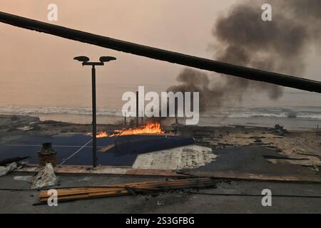 Los Angeles, Stati Uniti. 9 gennaio 2025. Una delle migliaia di strutture distrutte da quattro incendi della California meridionale nella contea di Los Angeles è visibile lungo la Pacific Coast Highway a Los Angeles giovedì 9 gennaio 2025. Foto di Jim Ruymen/UPI credito: UPI/Alamy Live News Foto Stock