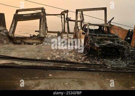 Los Angeles, Stati Uniti. 9 gennaio 2025. Una delle migliaia di strutture distrutte da quattro incendi della California meridionale nella contea di Los Angeles è visibile lungo la Pacific Coast Highway a Los Angeles giovedì 9 gennaio 2025. Foto di Jim Ruymen/UPI credito: UPI/Alamy Live News Foto Stock