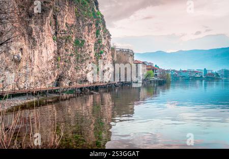 Ohrid Boardwalk, una passerella sul lago che conduce dalla città vecchia di Ocrida alla fortezza di Samuele lungo un sentiero sul lago. In Macedonia del Nord. Foto Stock