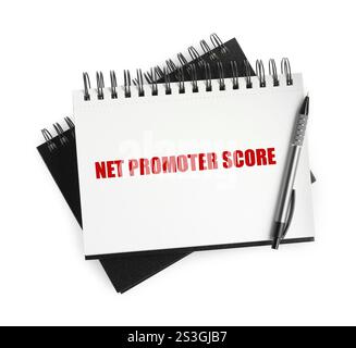 NPS (punteggio netto promotore) in notebook e penna su sfondo bianco, vista dall'alto. Valutazione della soddisfazione del cliente Foto Stock