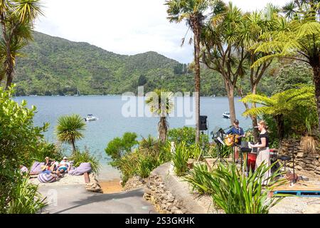 Intrattenimento con band a Lochmara Lodge, Lochmara Bay, Queen Charlotte Sound, Marlborough Sounds, Marlborough Region, isola del Sud, nuova Zelanda Foto Stock