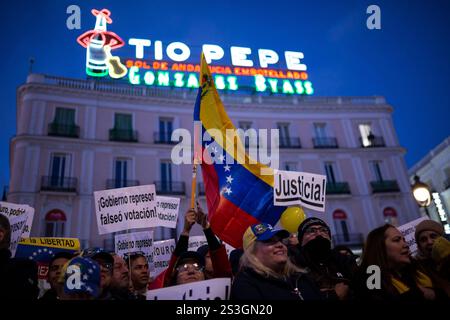Madrid, Spagna. 9 gennaio 2025. Manifestanti della comunità venezuelana che vivono a Madrid con cartelli e bandiera venezuelana durante una manifestazione con lo slogan "il Venezuela è tutti noi, gloria al popolo coraggioso”, contro il regime di Nicolas Maduro prima della sua inaugurazione come presidente del Venezuela. Credito: SOPA Images Limited/Alamy Live News Foto Stock