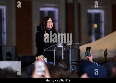 Madrid, Spagna. 9 gennaio 2025. Isabel Diaz Ayuso, presidente della comunità di Madrid, parla al pubblico dal palco durante una manifestazione con lo slogan "il Venezuela è tutti noi, gloria al popolo coraggioso”, contro il regime di Nicolas Maduro prima della sua inaugurazione come presidente del Venezuela. Credito: SOPA Images Limited/Alamy Live News Foto Stock