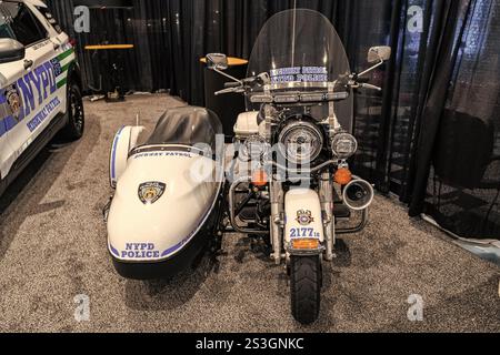 New York City, USA - 27 marzo 2024: Moto Harley Davidson polizia della polizia di New York al New York International Auto Show, vista frontale Foto Stock