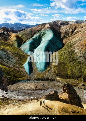 Montagna color smeraldo nelle Highlands islandesi, incorniciata da un terreno accidentato e dalle vivaci sfumature, che mettono in risalto la spettacolare bellezza delle terre nordiche incontaminate Foto Stock