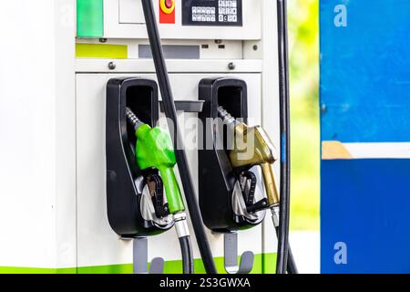 Chiudere l'ugello del carburante della stazione di servizio. Ugello colorato per stazione di servizio Foto Stock