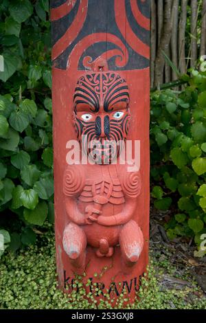 Figura umana maori scolpita (tekoteko) Foto Stock