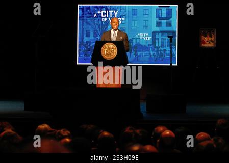 New York, Stati Uniti. 9 gennaio 2025. Il sindaco di New York Eric Adams parla durante il suo discorso sullo stato della città al teatro Apollo giovedì 9 gennaio 2025 a New York. Il sindaco Adams è attualmente sotto accusa penale federale per corruzione e reati di finanziamento delle campagne. Foto di Peter Foley/UPI credito: UPI/Alamy Live News Foto Stock