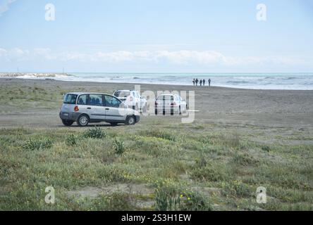 Auto in spiaggia a Lido di Policoro, Basilicata, Mar Mediterraneo, Italia, Europa meridionale, Europa Foto Stock