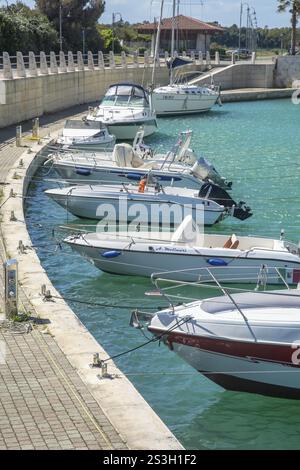 Imbarcazioni da diporto presso la banchina del canale di Lido di Policoro, Basilicata, Mar Mediterraneo, Italia, Europa meridionale, Europa Foto Stock