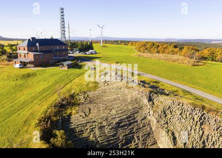 Affioramento di basalto proveniente da una ex cava di Hirstsein con capanna mineraria, Erzgebirge, Marienberg Sassonia, Germania, Europa Foto Stock