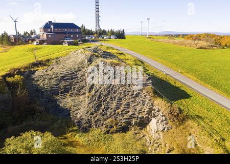 Affioramento di basalto proveniente da una ex cava di Hirstsein con capanna mineraria, Erzgebirge, Marienberg Sassonia, Germania, Europa Foto Stock