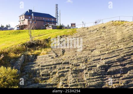 Affioramento di basalto proveniente da una ex cava di Hirstsein con capanna mineraria, Erzgebirge, Marienberg Sassonia, Germania, Europa Foto Stock