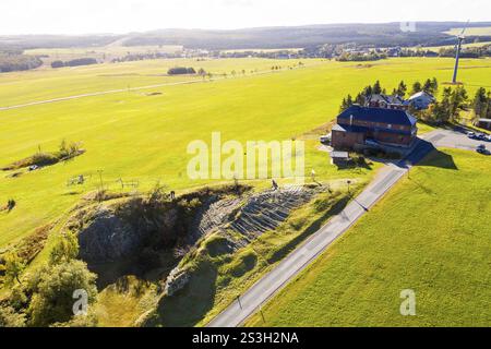 Affioramento di basalto proveniente da una ex cava di Hirstsein con capanna mineraria, Erzgebirge, Marienberg Sassonia, Germania, Europa Foto Stock