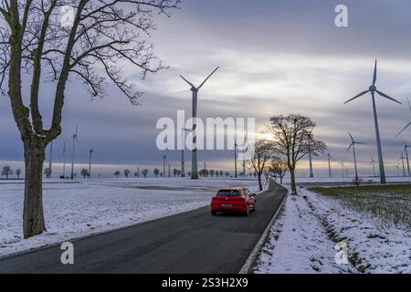 Strada di campagna, parco eolico, a nord di Lichtenau, autoproclamata città energetica, oltre 190 turbine eoliche e oltre 1200 pannelli solari generano 10 volte di più Foto Stock