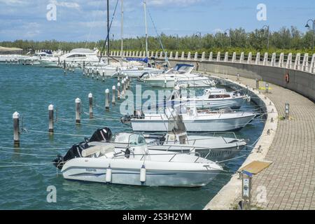 Imbarcazioni da diporto presso la banchina del canale di Lido di Policoro, Basilicata, Mar Mediterraneo, Italia, Europa meridionale, Europa Foto Stock