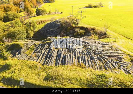 Vista aerea dell'affioramento basalto a ventaglio dell'ex cava di Hirtstein, chiamata Basaltfaecher o Palmwedel, Marienberg, Erzgebirge, Sassonia Foto Stock