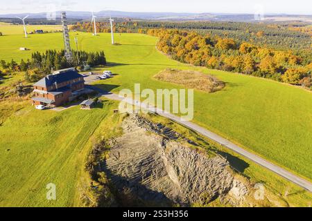 Affioramento di basalto proveniente da una ex cava di Hirstsein con capanna mineraria, Erzgebirge, Marienberg Sassonia, Germania, Europa Foto Stock