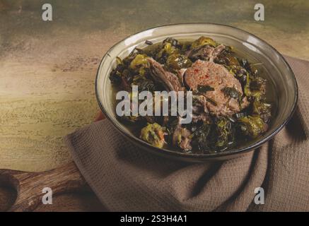 Chakapuli, piatto georgiano, carne stufata con erbe e tkemali, vino bianco, fatti in casa, nessuno Foto Stock