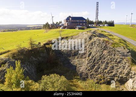 Affioramento di basalto proveniente da una ex cava di Hirstsein con capanna mineraria, Erzgebirge, Marienberg Sassonia, Germania, Europa Foto Stock