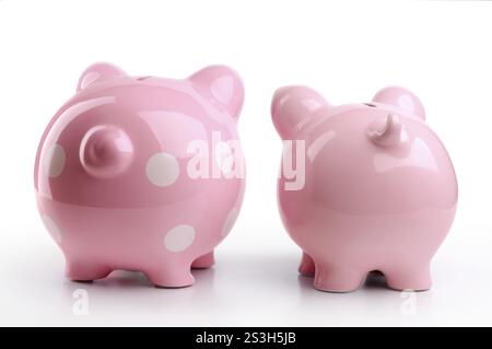 Due salvadanaio in piedi con le spalle alla telecamera isolate sullo sfondo. Concetto di crisi finanziaria. Foto Stock